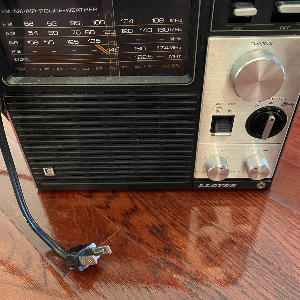 Vintage Lloyd’s AM/FM Radio 📻 - Picture 2 of 4